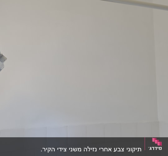 וילון אמבטיה וחלון אלומיניום בחדר רחצה